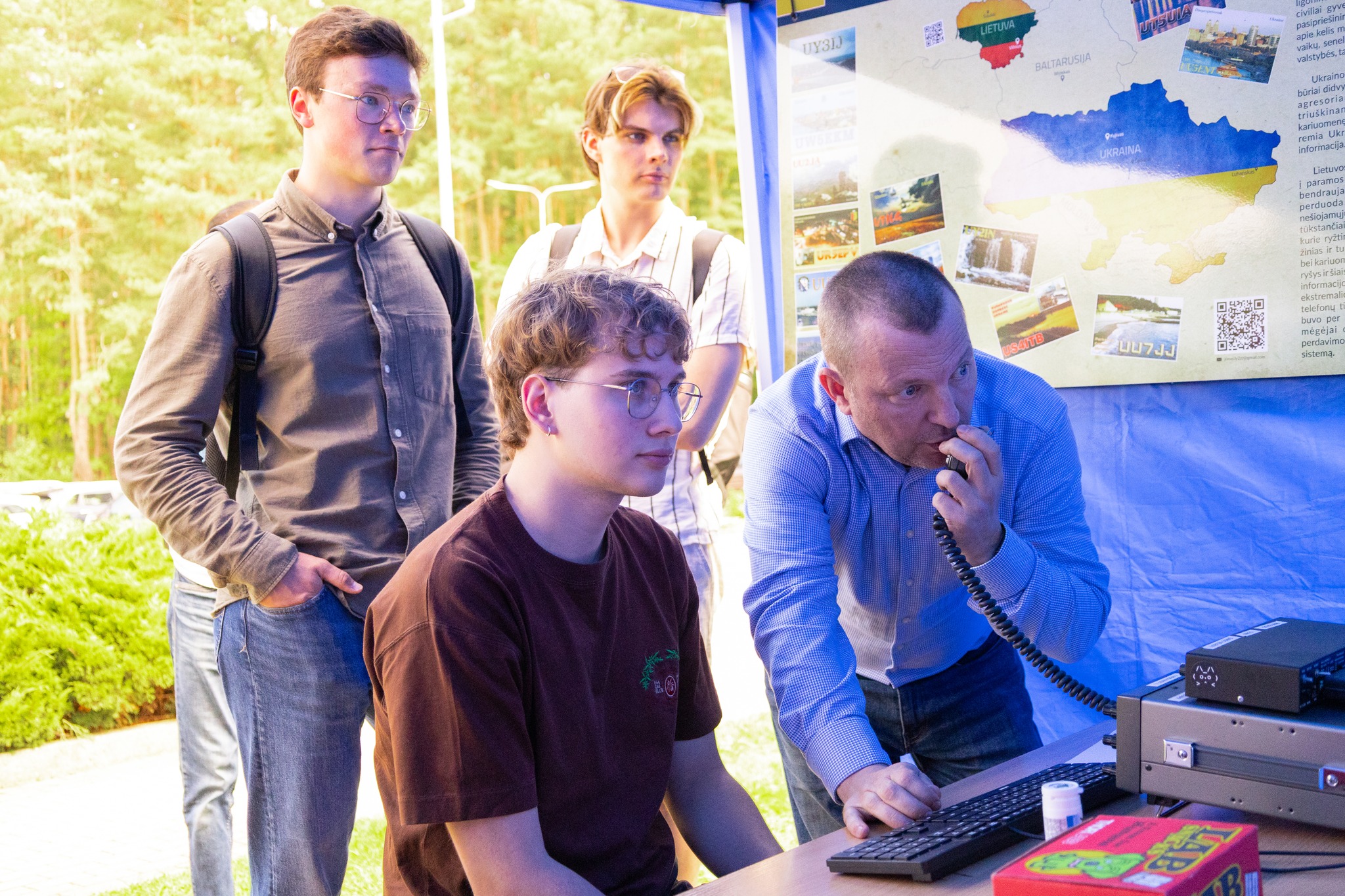 Nerijus LY5QF atlieka trumpų bangų radijo ryšį