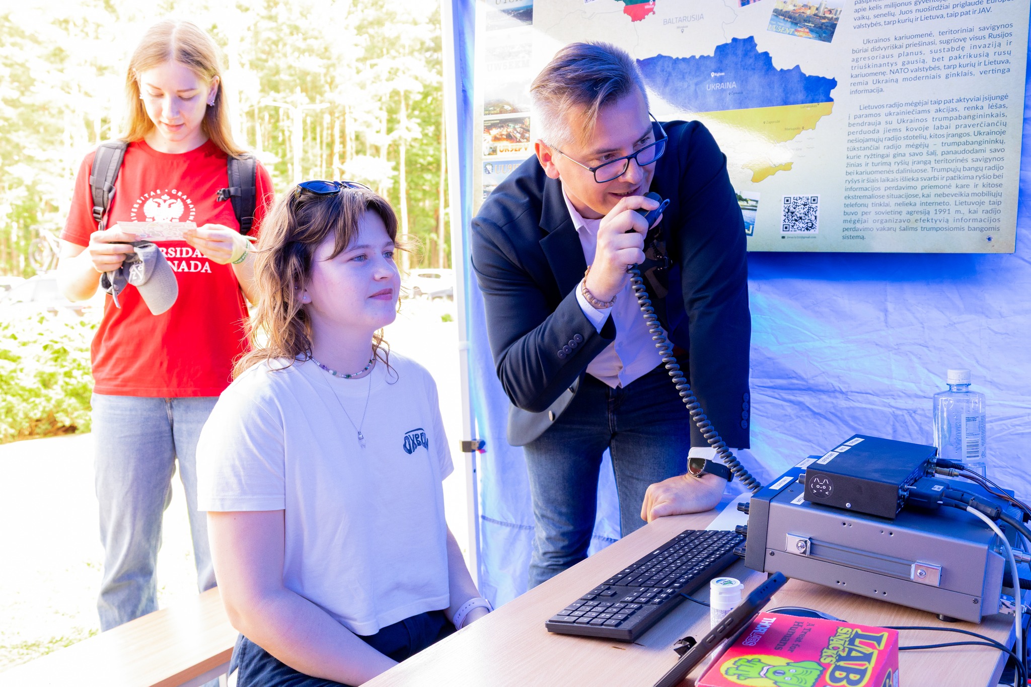 Simonas LY2EN rodo kaip užmezgamas trumpų bangų ryšys